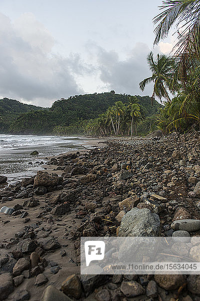 Szenische Ansicht eines Vulkanstrandes gegen den Himmel  Dominica  Karibik