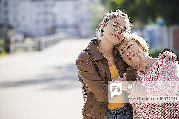 Enkelin umarmt ihre Großmutter