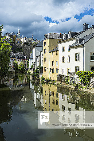 Gebäude am Wasser in der Altstadt von Luxemburg  Luxemburg