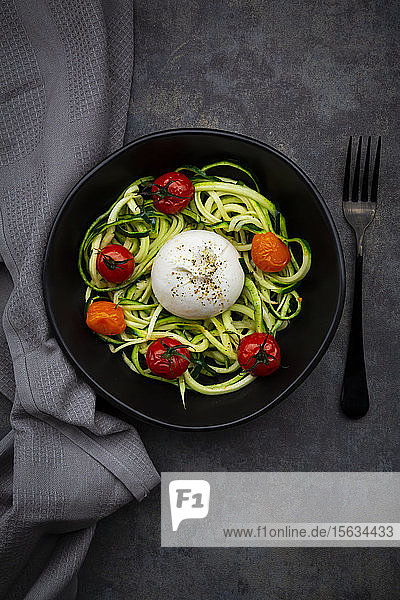 Schüssel Zoodles mit gebackenen Tomaten und Burrata-Käse