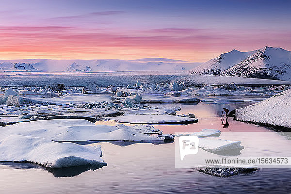 Szenische Ansicht der Lagune von Jokulsarlon gegen den Himmel bei Sonnenuntergang  Island