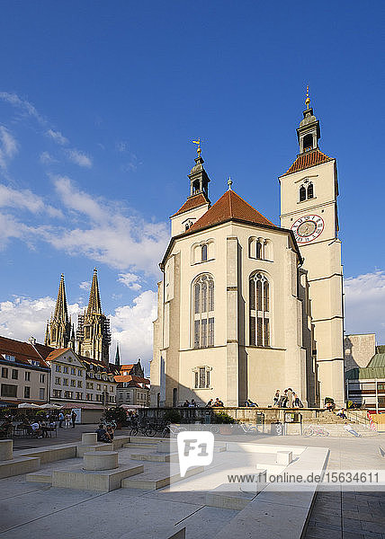 Außenansicht der Neupfarrkirche gegen den Himmel am Neupfarrplatz  Altstadt  Regensburg  Oberpfalz  Bayern  Deutschland