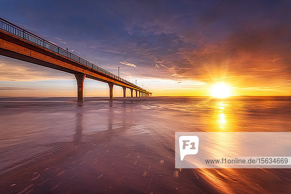 Sonnenaufgang am Brighton Pier in Christchurch  Südinsel  Neuseeland