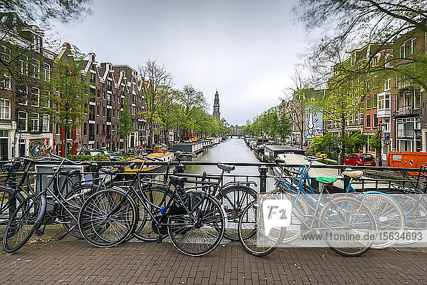 Niederlande  Amsterdam  Fahrräder am Geländer der Kanalbrücke geparkt