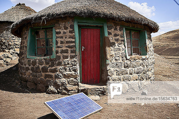 Typisches Haus mit Sonnenkollektor  Lesotho  Afrika