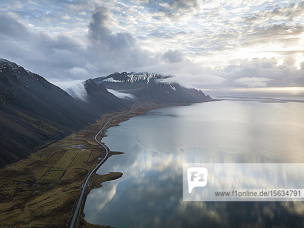 Island  Wolken spiegeln sich im See Jokulsarlon