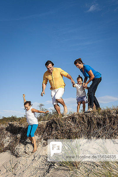 Familie läuft in einer Stranddüne  Darß  Mecklenburg-Vorpommern  Deutschland
