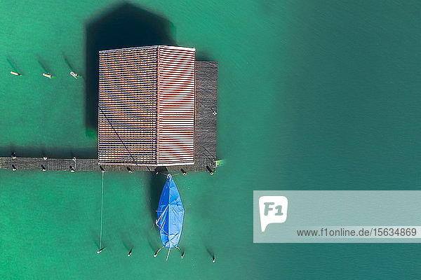 Deutschland  Bayern  Luftaufnahme des am grünen Ufer des Chiemsees stehenden Bootshauses