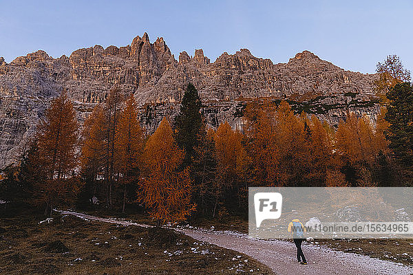 Mann wandert morgens in den Dolomiten Cortina Italien
