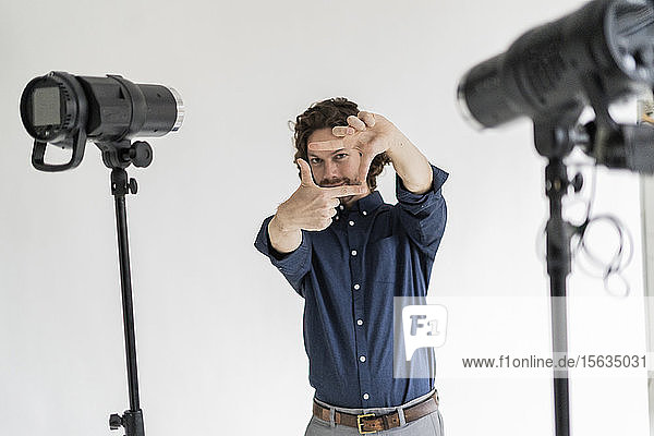 Porträt eines Fotografen in seinem Atelier bei der Herstellung eines Fingerrahmens