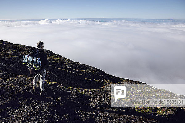 Wanderer auf Aussichtspunkt mit Blick in die Ferne  Ponta do Pico  Azoren  Portugal