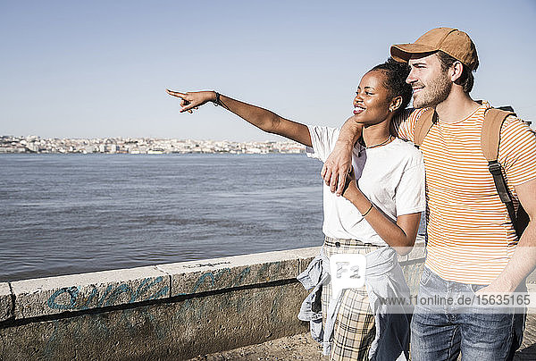 Junges Paar beim Spaziergang am Wasser  Lissabon  Portugal