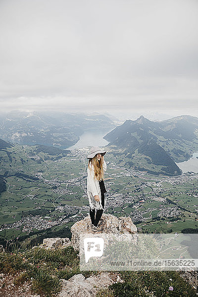 Junge Frau mit Hut  auf Aussichtspunkt stehend  Grosse Mythen  Schweiz