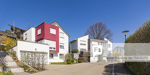 Moderne Wohngebäude an der Straße gegen den klaren Himmel  Dettenhausen  TÃ¼bingen  Deutschland