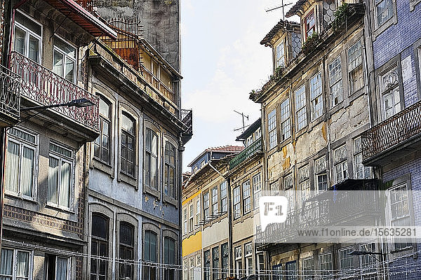 Portugal  Porto  Fenster und Balkone von alten Wohngebäuden