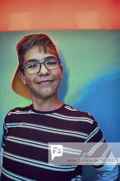 Porträt eines lächelnden Teenagers in einer Fotokabine