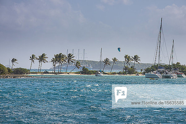 Segelboote vor Anker in Saline Bay against sky  Mayreau  Tobago Cays  Grenadinen-Inseln  St. Vincent und die Grenadinen  Karibik