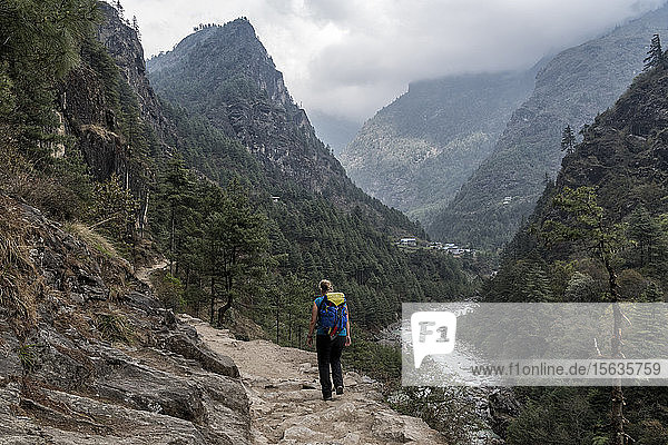 Junge Frau beim Trekking im Himalaya in der Nähe von Manjo  Solo Khumbu  Nepal