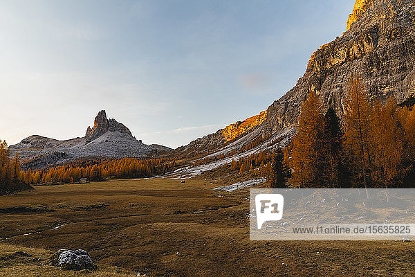 Herbstliche Berglandschaft im Morgenlicht Dolomiten Cortina Italien