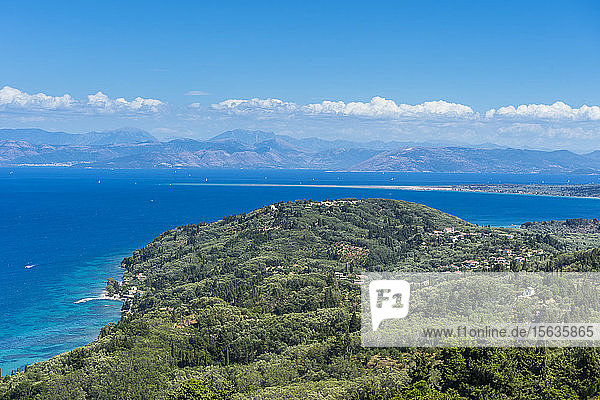 Luftaufnahme der Küstenlinie bei blauem Himmel am sonnigen Tag  Korfu  Ionische Inseln  Griechenland