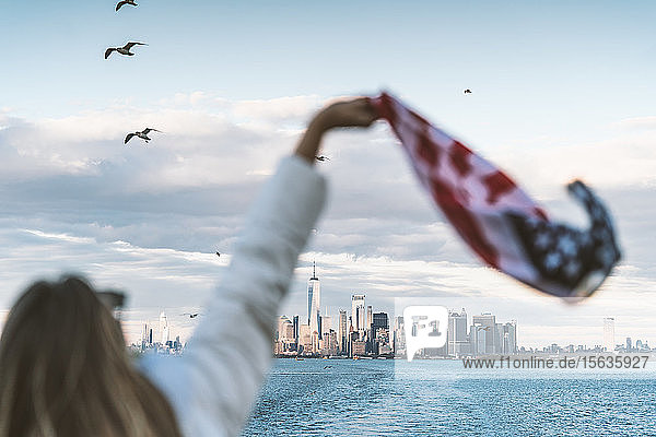 Rückansicht einer Frau mit amerikanischer Flagge in New York  USA
