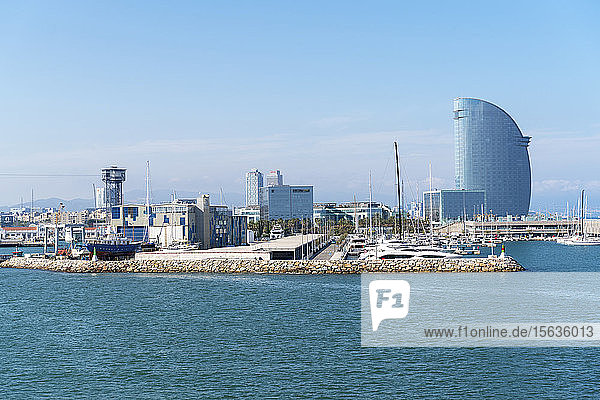 Blick auf den Hafen vom Mittelmeer  Barcelona  Spanien