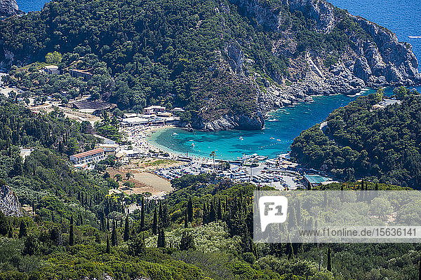 Hochwinkelansicht von Paleokastritsa auf der Insel Korfu in Griechenland