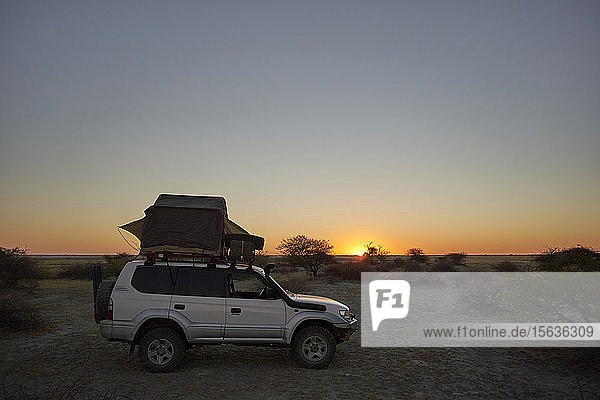 Überlandflug gegen klaren Himmel bei Sonnenuntergang. Makgadikgadi Pans  Botswana.