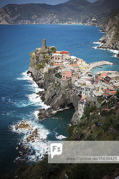 Stadtbild von Vernazza am Ligurischen Meer  Cinque Terre  Italien