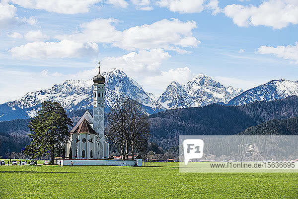 Deutschland  Bayern  Schwangau  landschaftlich reizvolle Berglandschaft mit Kirche
