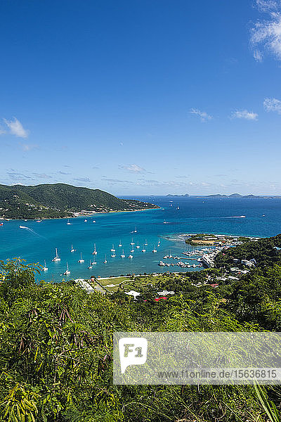 Luftaufnahme des Meeres vor blauem Himmel  Straßenstadt  Tortola  Britische Jungferninseln