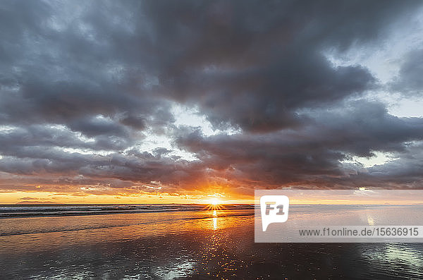 Neuseeland  Nordinsel  Waikato  WaihiÂ Beach  malerischer Blick auf den Meeresstrand bei Sonnenuntergang