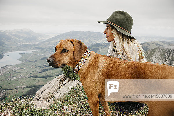Frau mit Hund auf Aussichtspunkt  Grosse Mythen  Schweiz