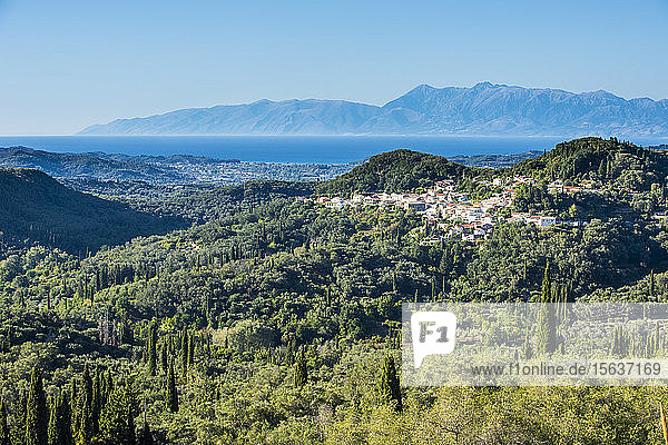 Hochwinkelansicht eines Bergdorfes gegen den Stollenhimmel am sonnigen Tag  Korfu  Ionische Inseln  Griechenland