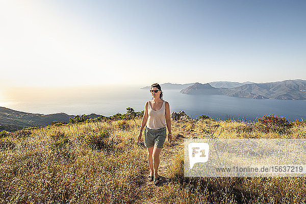 Weibliche Wanderin während der Wanderung  Belvedere de Saliccio  Piana  Corse-du-Sud  Korsika  Frankreich