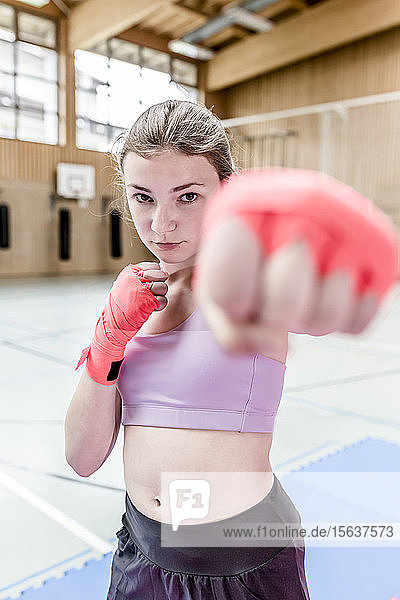 Porträt einer selbstbewussten Boxerin in der Sporthalle