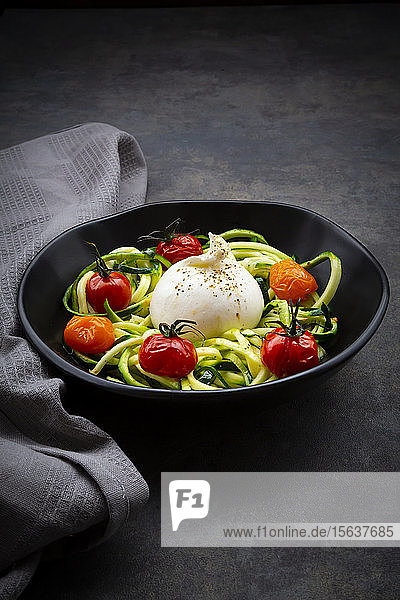 Schüssel Zoodles mit gebackenen Tomaten und Burrata-Käse