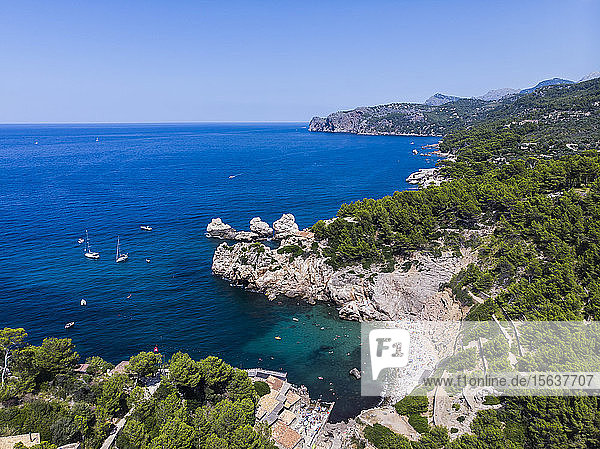 Spanien  Balearen  Mallorca  Region Valldemossa und Soller  Cala Deia  Luftaufnahme der Bucht