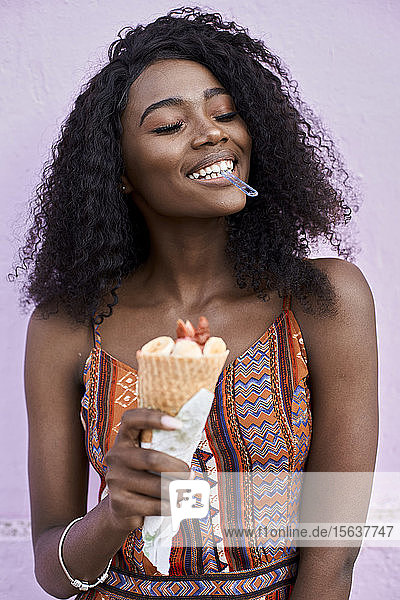 Porträt einer jungen Frau  die Eiscreme genießt