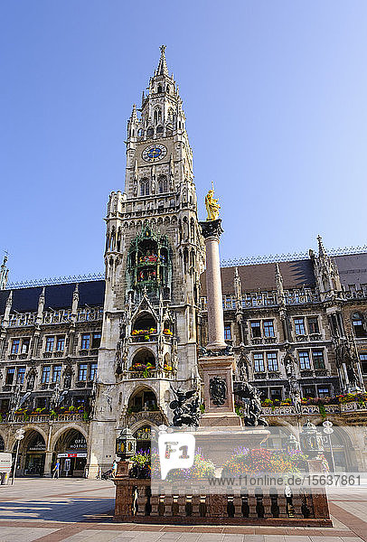 Deutschland  Bayern  Oberbayern  München  Neues Rathaus und Mariensaule-Säule auf dem Marienplatz