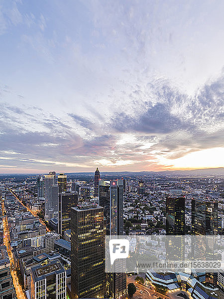 Stadtlandschaft gegen den Himmel bei Sonnenuntergang  Frankfurt  Hessen  Deutschland