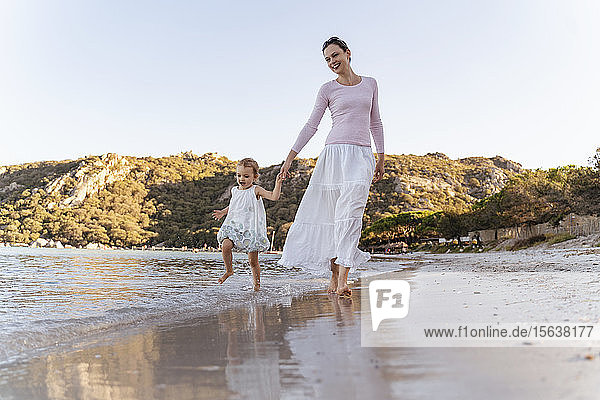 Glückliche Mutter mit Tochter an der Strandpromenade