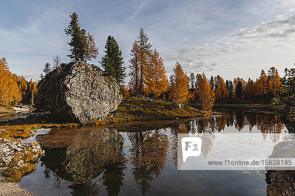 Herbstliche Berglandschaft im Spiegel des Sees Dolomiten Cortina Italien