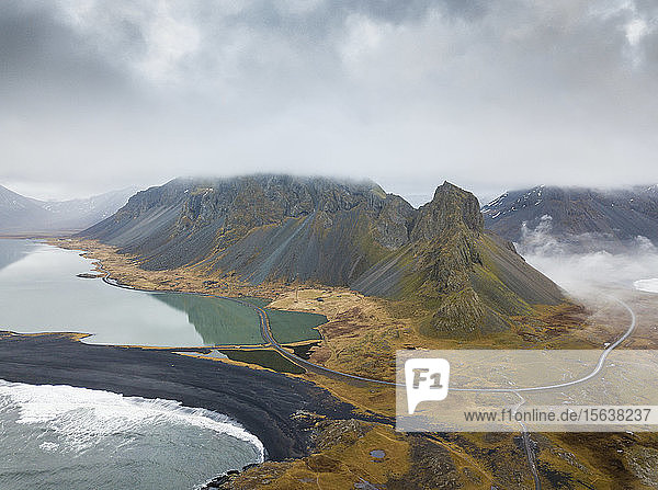 Island  Luftaufnahme der leeren Autobahn um die Berge rund um den See Jokulsarlon