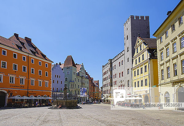 Gebäude mit Justitia-Brunnen vor strahlend blauem Himmel am Haidplatz  Regensburg  Oberpfalz  Bayern  Deutschland