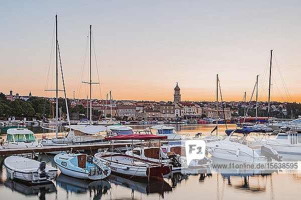 Kroatien  Krk  StadtbildÂ und Yachthafen bei Sonnenuntergang
