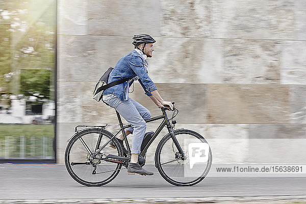 Student auf seinem E-Bike an der Goethe-Universität in Frankfurt  Deutschland