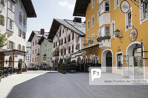 Straße inmitten von Gebäuden in Hinterstadt  KitzbÃ¼hel  Tirol  Österreich