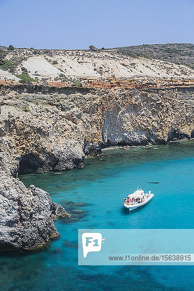 Touristen auf einem Ausflugsboot am Strand von Tsigado; Insel Milos  Kykladen  Griechenland