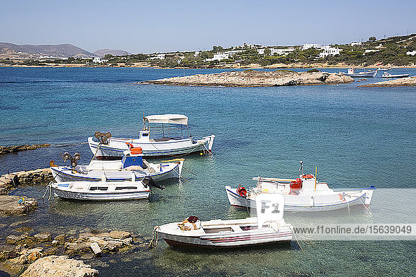 Fischerboote  Santa Maria Beach Area; Insel Paros  Kykladen  Griechenland